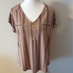 NWOT Flower and Feather Beige Patterned Women's Short Sleeve Blouse. Size Large